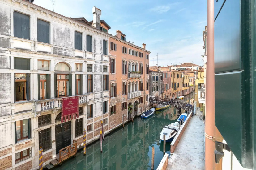 Ca' Cappello Venice Apartment 1 with Canal View — отель с удобствами в Венеции