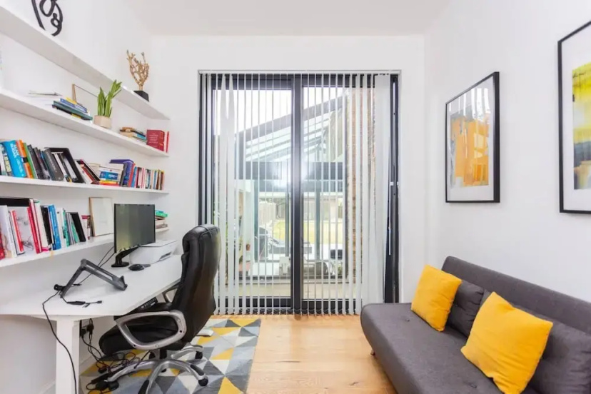 Luxury 2 Bedroom Apartment With Large Garden & gym — отель с удобным расположением в Лондоне