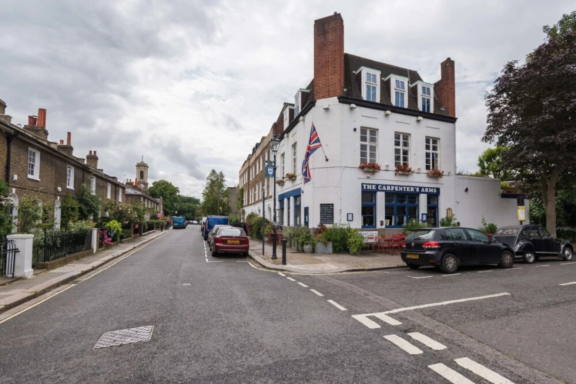 Beautiful Chiswick Home With Garden — отель с удобным расположением в Лондоне