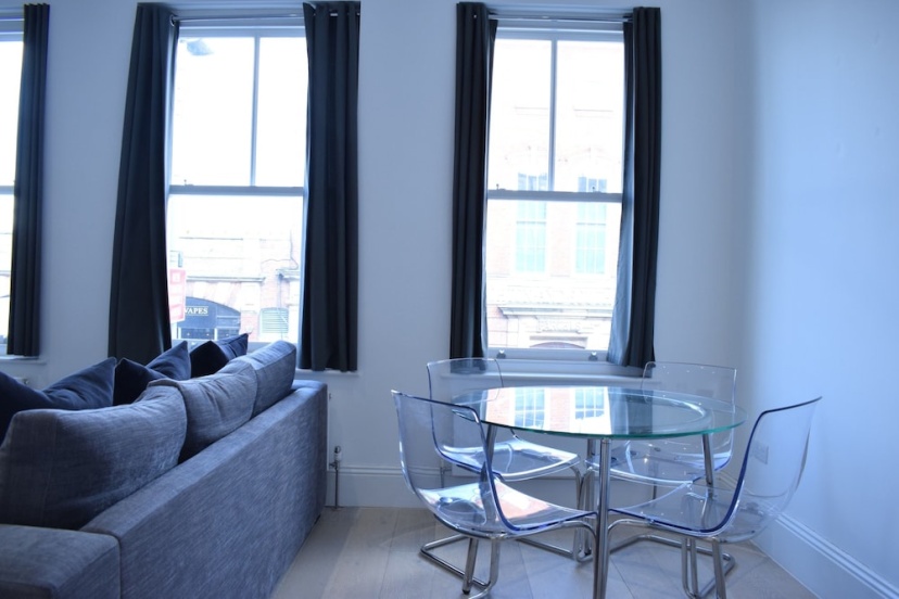 Spacious 1 Bedroom Apartment in Clapham — отель с удобным расположением в Лондоне