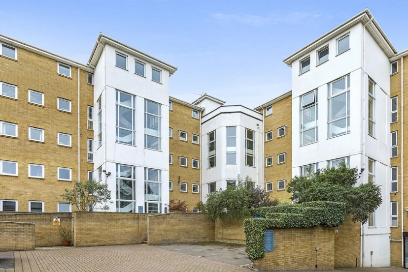 Supererior Modern Riverside Fulham Apartment With Balcony and 2 Parking Spaces — отель в Лондоне, Соединенное Королевство