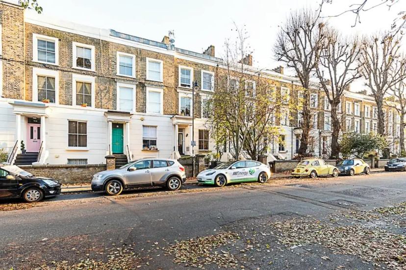 Colourful and Cosy Home in De Beauvoir Town — забронировать отель в Лондоне