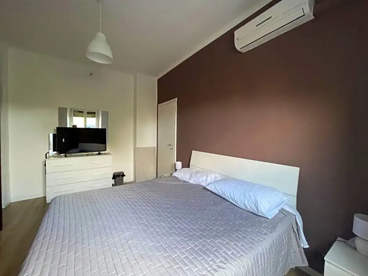 Ampia camera matrimoniale con letto double king-size by Alex guest house — комфортный отель в Милане