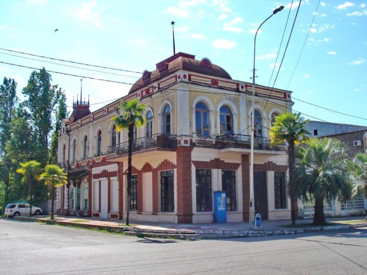 Guest house on Alania St. — отель с удобным расположением в Гудаута