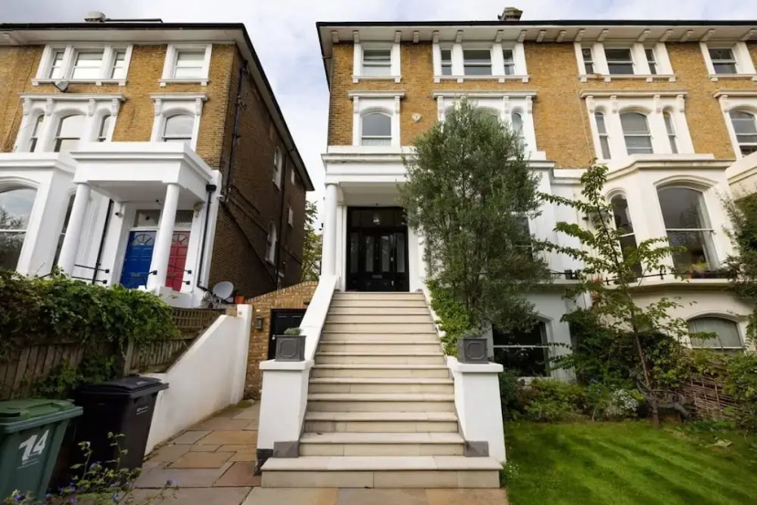 Elegant Primrose Hill Townhouse With Garden — забронировать отель в Лондоне
