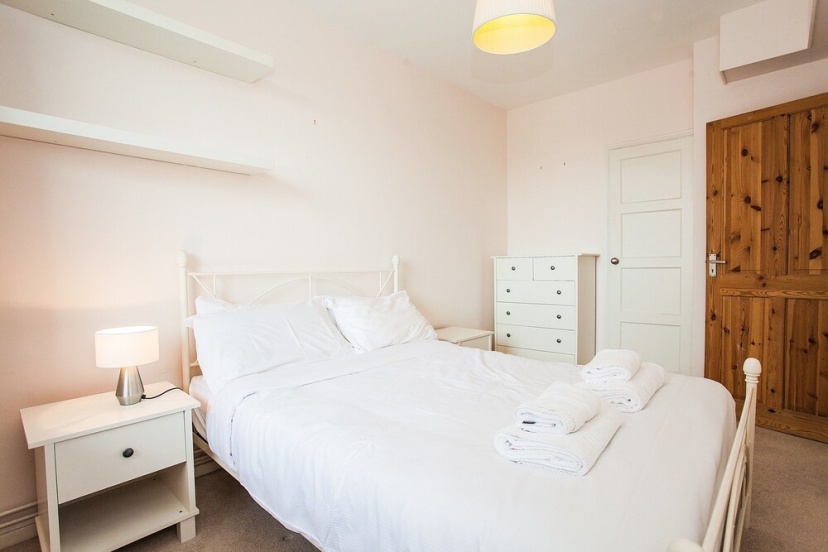 Bright 2 Bedroom Property With Balcony — отель с удобствами в Лондоне