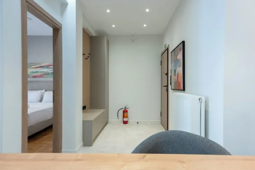 Stylish 2BR flat near hospital & metro — забронировать отель в Афины