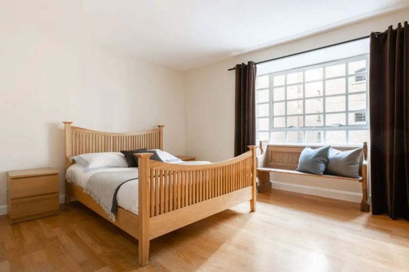 The Tower Bridge Escape - Modern & Bright 3BDR Apartment — отель с удобным расположением в Лондоне