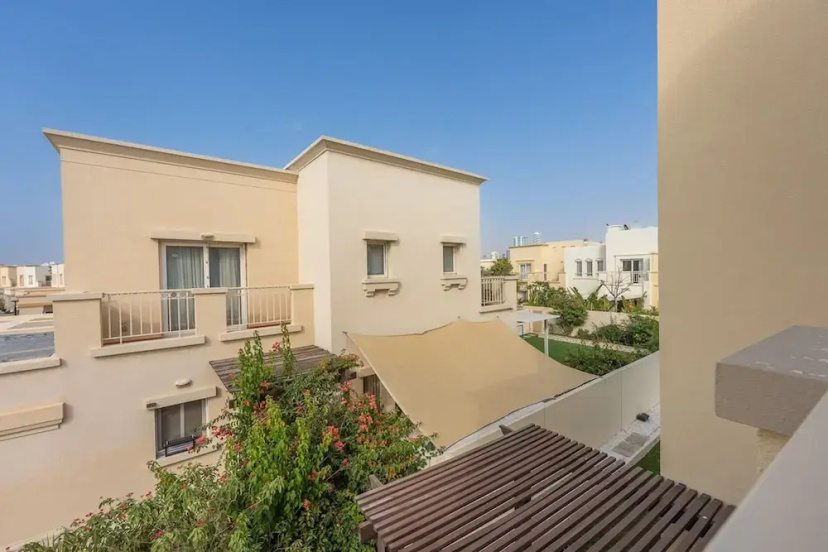 Luxurious Spacious 3-bedroom Villa With Private Pool at Springs 10 — отель с удобным расположением в Дубае