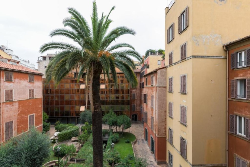 Quiet apartment with balcony at the Trevi Fountain — отель в Риме, Италия