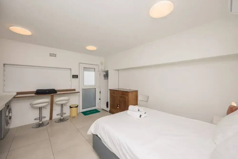 Цены на Bright and Adorable Studio in Vredehoek в Кейптауне