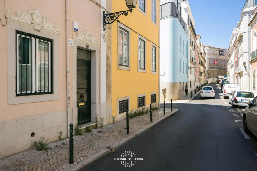 Azulejos' Charming Apartment with Terrace 2 by Lisbonne Collection — отель в Лиссабоне, Португалия