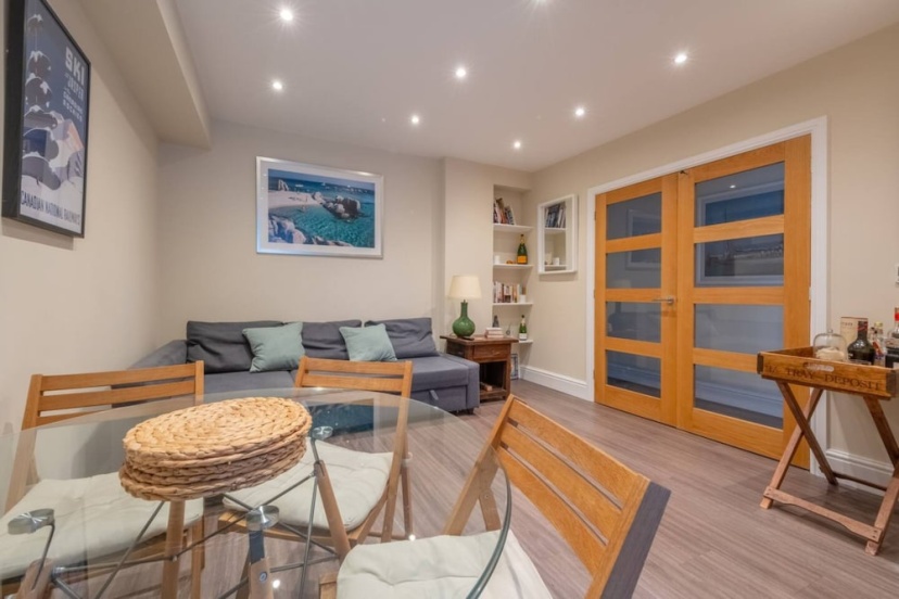 Stylish 2 Bedroom Apartment in Chelsea With Garden — отель с удобствами в Лондоне