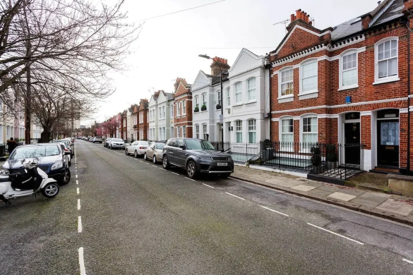 A Parsons Green Parade — забронировать отель в Лондоне