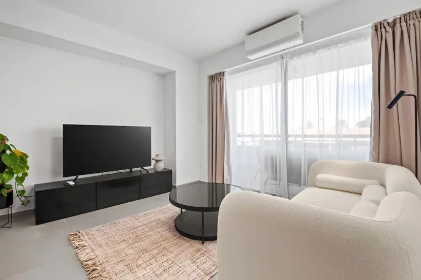 Finikoudes Marina View 102 — отель с удобствами в Ларнака