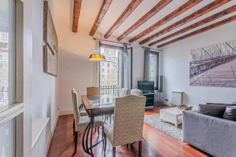 Modern and bright 3BD apartment by Gran Via - Plaza Espana — отель с удобствами в Барселоне
