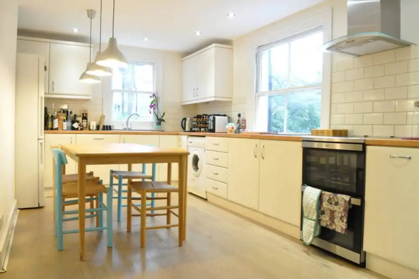 Bright 2 Bedroom Apartment in Battersea — отзывы гостей и цены