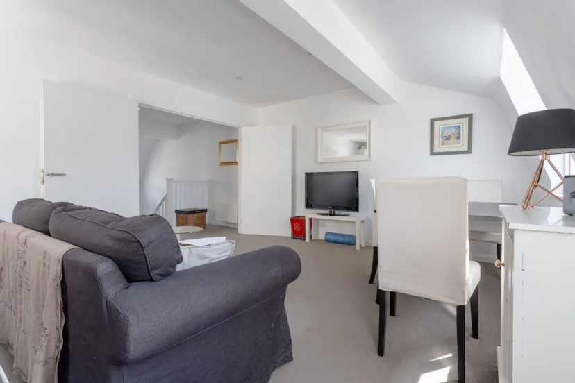 Bright & Airy 1 Bedroom Apartment in Central London — отель с удобным расположением в Лондоне