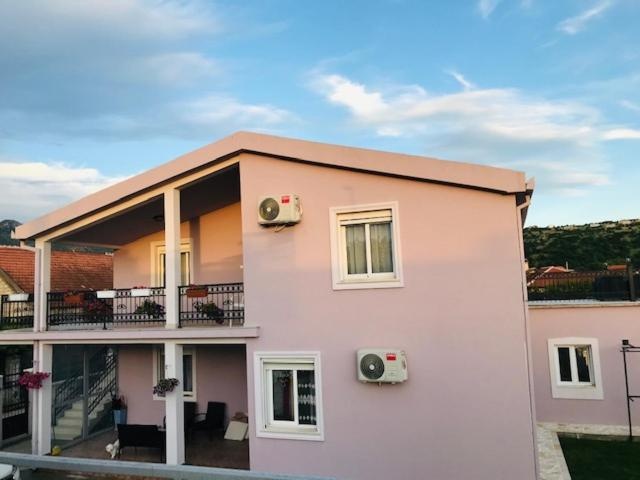Apartman Mona — забронировать отель в Подгорице