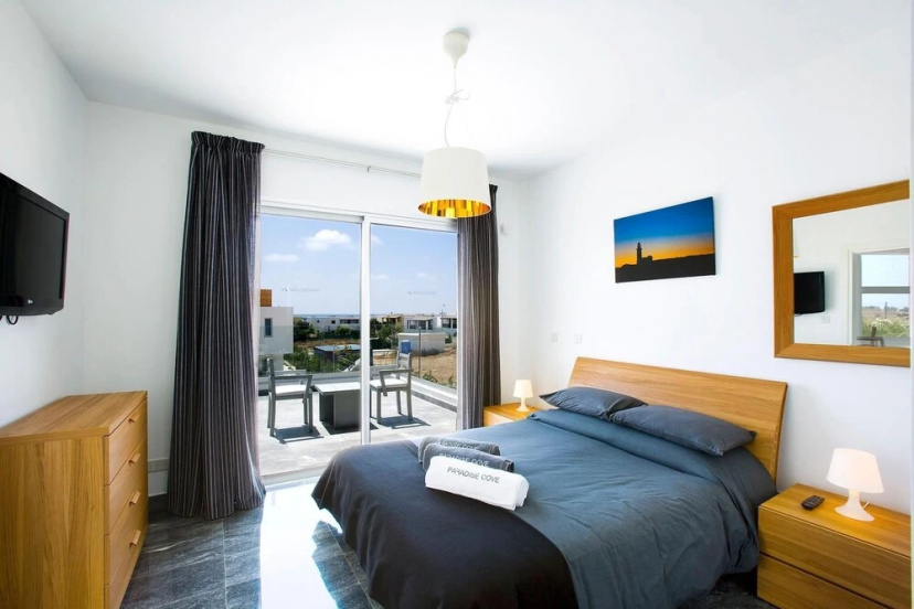 Цены на Paradise Cove Luxurious Beach Villas Indigo 1 Bedroom Villa в Пафос