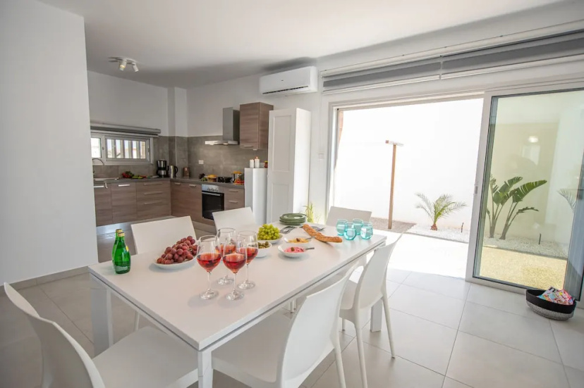 Protaras Vanilla No 5 Luxury Villa — забронировать отель в Протарас