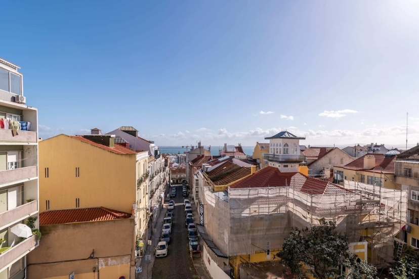 Цены на Guestready - Bright 2BR Apartment in the Heart of Graça в Лиссабоне