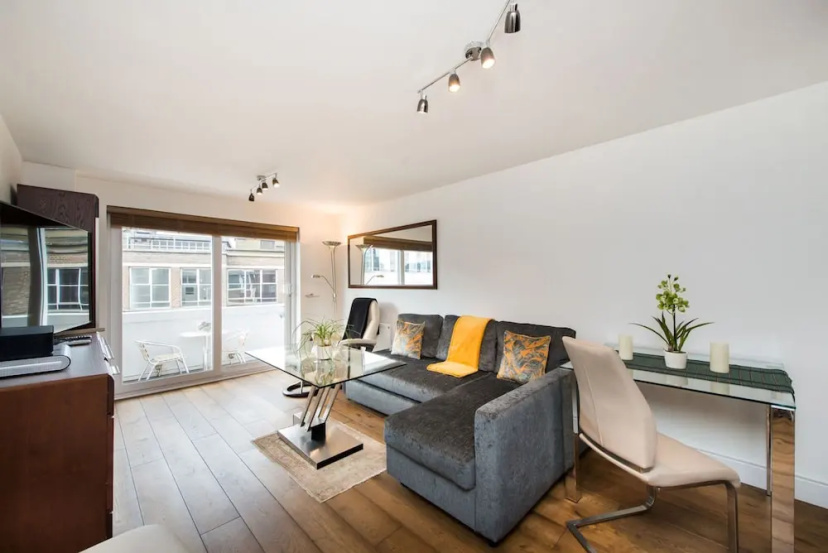 Views For Days - Fitzrovia - by Frankie Says — комфортный отель в Лондоне