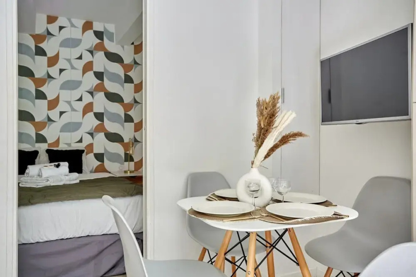 Цены на Cozy and New Flat Le Marais/ Place des Vosges в Париже