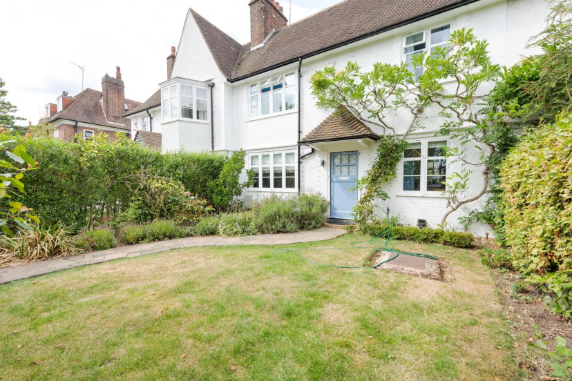 Cottage With a Garden in Golders Green by Underthedoormat — отель с удобным расположением в Лондоне