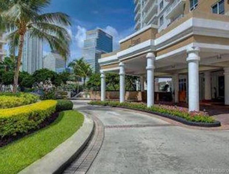 Beautiful Miami Brickell 2 Bedroom 2 Bathroom Apartment in the Sky Sleeps 4 — отель с удобным расположением в Майами