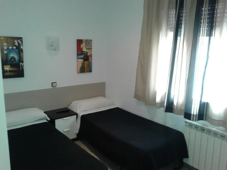 Hostal Ruta de Francia — отель с удобным расположением в Барселоне