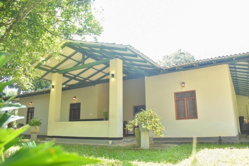 Charming & Historical 3-bed Bungalow in Hikkaduwa — отель с удобным расположением в Хиккадува