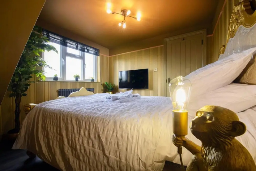 Luxury Versace Sleeps10, Hottub, Pool Table, Skytv — комфортный отель в Лондоне