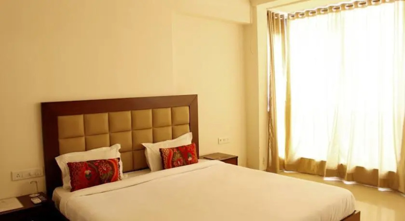 Laurent & Benon Luxury Service Apartment - Khar (West) — отель с удобствами в Мумбаи