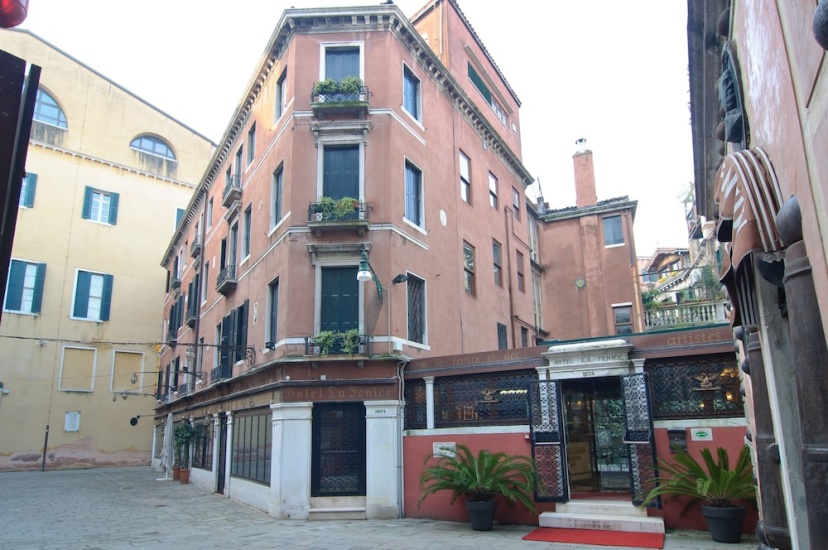 Fenice Apartments in Venice — отель с удобствами в Венеции