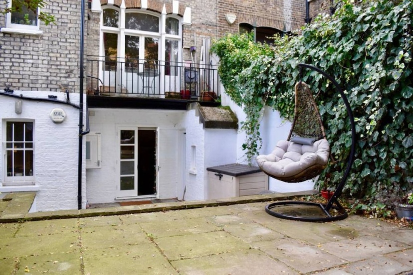 1 Bedroom Apartment With Large Garden in West London — отель с удобствами в Лондоне