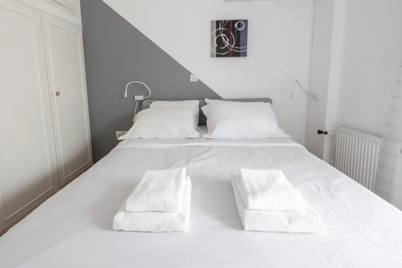 Massive 2-apartment Combo Unbeatable Acropolis Views Sleeps 9 — отель с удобствами в Афины