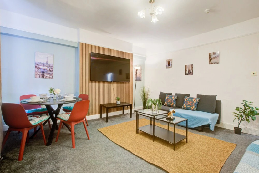 Цены на 2-bedroom and Living Room Budget Apartment в Лондоне