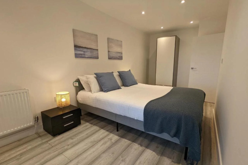 Hounslow Apartments by Charles Hope — забронировать отель в Лондоне