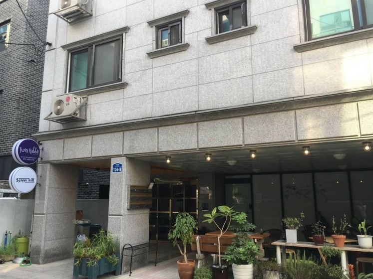 Sunny Hill Guesthouse Hongdae 2 — отель в Сеул, Южная Корея