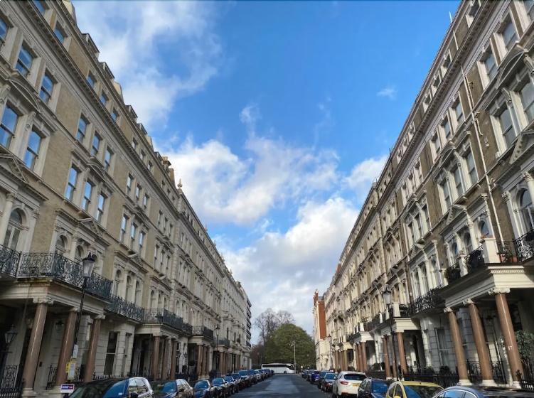 Unique Period Apartment In Kensington — отель с удобным расположением в Лондоне