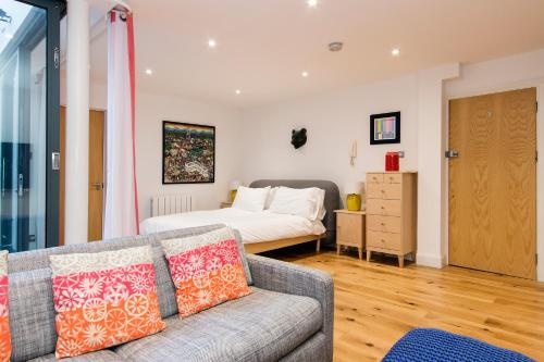 Crashpads Shoreditch Loft with Private Courtyard — забронировать отель в Лондоне