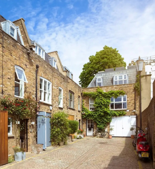 Notting Hill Mews House Sleeps 8 — комфортный отель в Лондоне