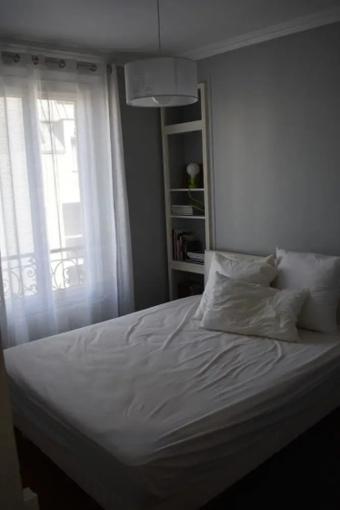 Large 1 Bedroom Apartment in Paris — отель с удобным расположением в Париже