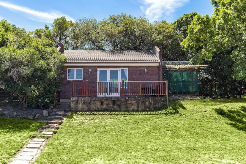 Room in Guest Room - Garden Cottage, Houtbay, Cape Town, South Africa — отель с удобствами в Кейптауне