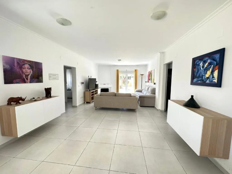 Villa Reyets 4 bed 3 bath — отель с удобным расположением в Аликанте