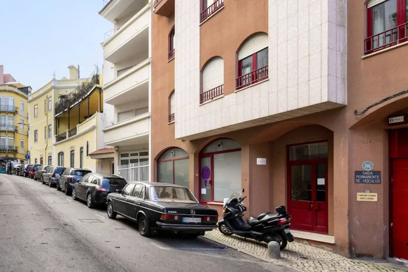 Damasceno Large Apartment — забронировать отель в Лиссабоне