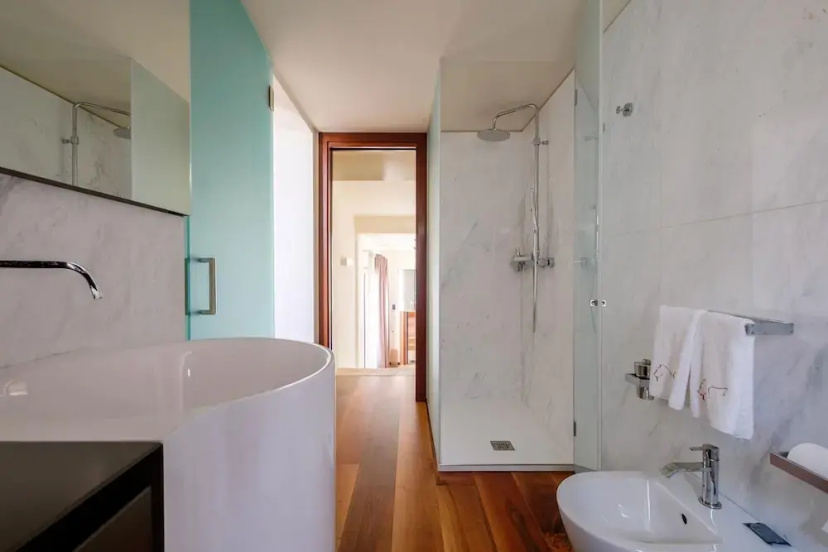 Venice Canal Palazzo Gracious and Modern 3 Bedroom Apartment — забронировать отель в Венеции
