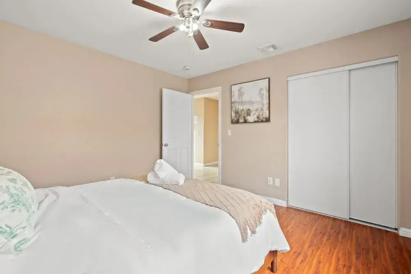 Near USC Dtla Spacious Private Bedroom 7 — отель с удобствами в Лос-Анджелесе