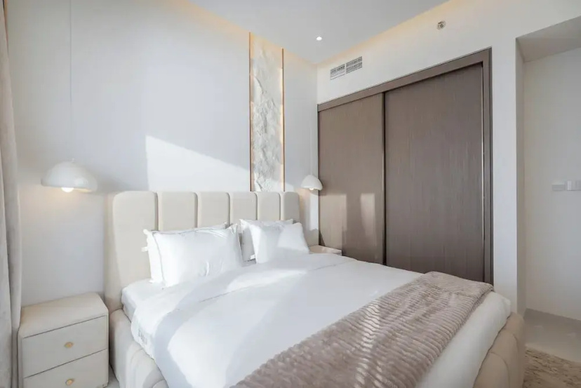 Цены на Grand Marina Bleu I Private Beach & Views I PS5 I Infinity Pool I by Skyline Serenity в Дубае